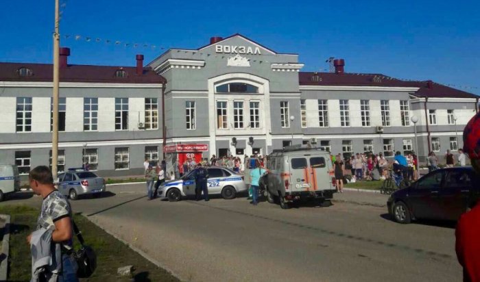 На вокзале в Ангарске были эвакуированы более 500 пассажиров из-за сообщения о минировании поезда