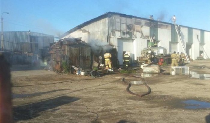 В Ангарске при пожаре на предприятии по хранению и заправке газовых баллонов пострадали два человека