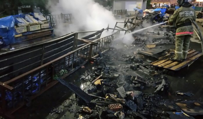 В Иркутске из-за поджога сгорели торговые ряды возле Центрального рынка