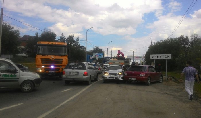 В Иркутске на Маршала Конева из-за столкновения  нескольких машин образовалась большая пробка