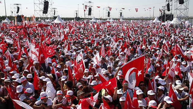 В Стамбуле сотни тысяч человек вышли на акцию протеста против Эрдогана