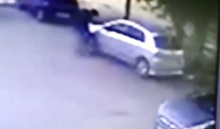 В Иркутске разыскивают хулигана, проколовшего шины у автомобилей