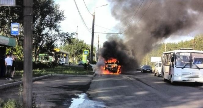 В Красноярске на ходу вспыхнул автобус с пассажирами
