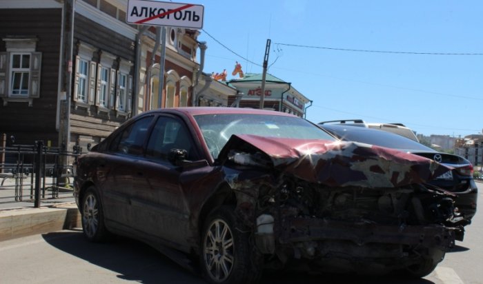 В Иркутске на улице 3-го Июля проходит выставка автомобилей, попавших в крупные ДТП