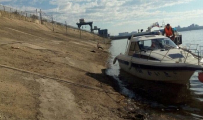 В Иркутске возле плотины ГЭС спасены двое мужчин на катере