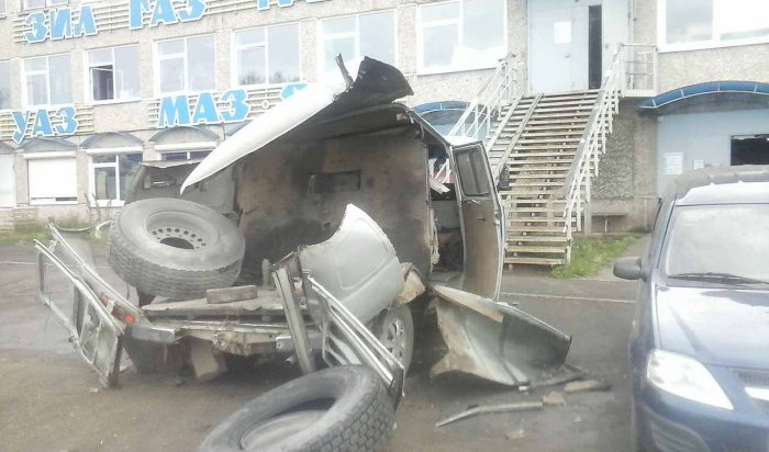 В Братске в салоне автомобиля «УАЗ» взорвалось колесо (Видео)