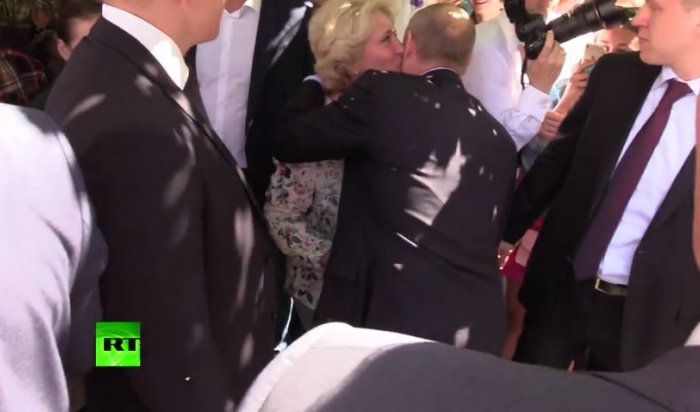 Прохожая поцеловала Путина на Арбате‍
