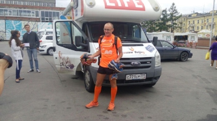 В Иркутск прибыл известный ультрамарафонец Александр Капер, который пробежит 8 тысяч км за 200 дней