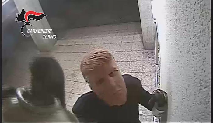 Двое мужчин в Италии грабили банкоматы в масках Дональда Трампа
