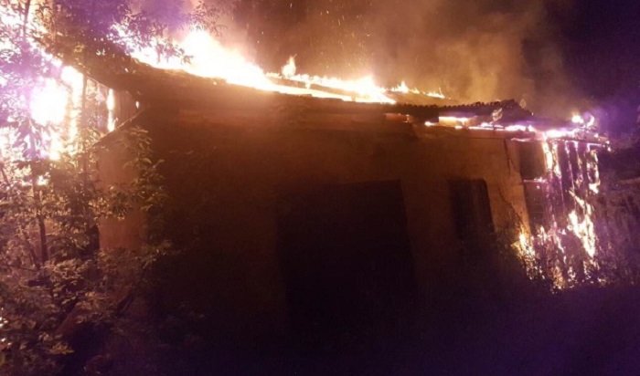 В Иркутске ночью 28 июля снова горело здание бывшего ИВВАИУ