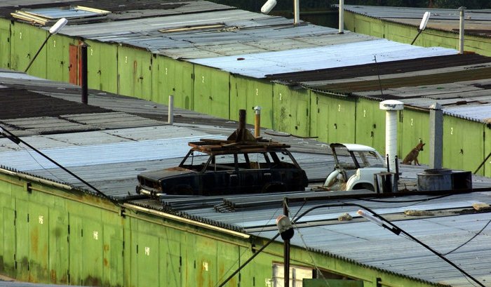 Вооруженный пенсионер в Коломне привязал подростков к столбу на крыше гаража
