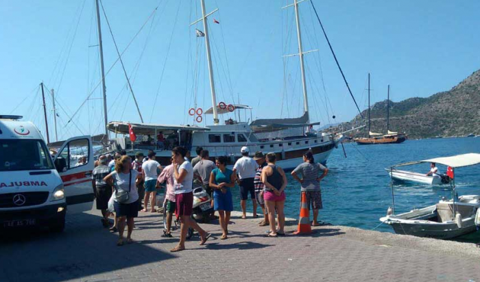 У берегов Турции затонула яхта с туристами
