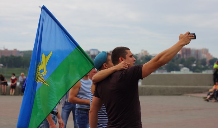 Жители Иркутска отпраздновали День ВДВ: смотри фотоотчет