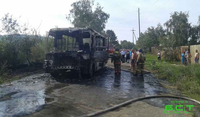 В Братске дачный автобус загорелся вместе с пассажирами