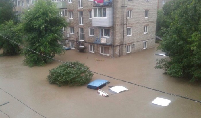 В Приморье из-за сильных ливней затопило улицы, дома и автомобили