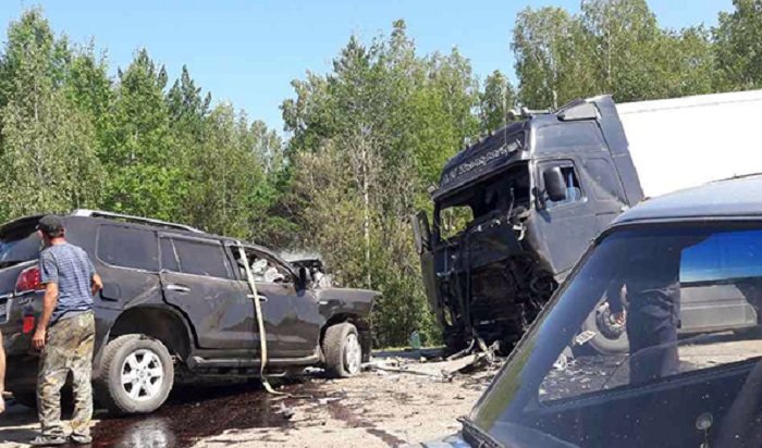 Водитель и несовершеннолетняя пассажирка Lexus погибли при столкновении с грузовиком в Тайшетском районе