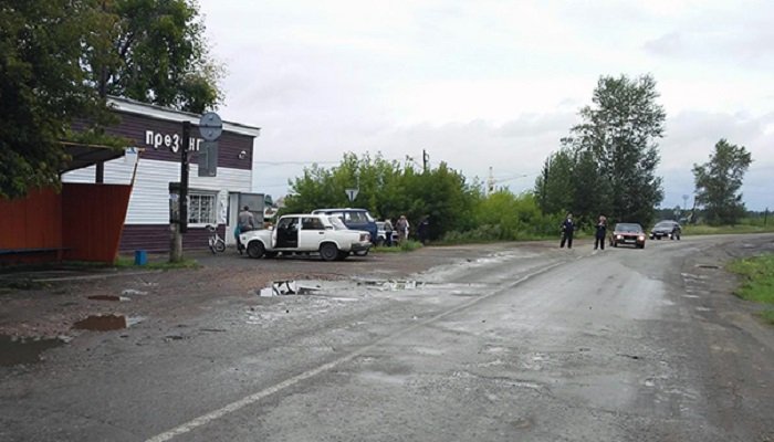 В Тайшетском районе пьяный водитель наехал на четырех женщин, ожидающих маршрутку на остановке