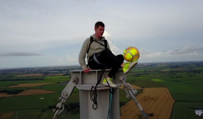 Футбольный фристайлер показал трюки с мячом на высоте 180 метров