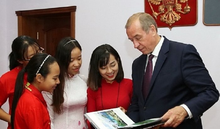 Сотрудничество между Приангарьем и вьетнамскими провинциями обсудил Сергей Левченко со школьниками и молодежью из Вьетнама