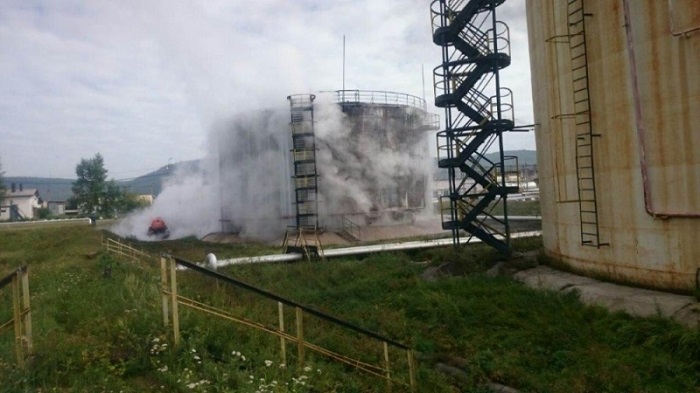 Три работника нефтеперерабатывающего предприятия пострадали во время возгорания резервуара с топливом в Усть-Куте