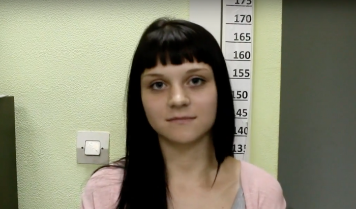 В Иркутске задержали девушку в голубом платье, которая украла у парня гаджет на свидании (Видео)