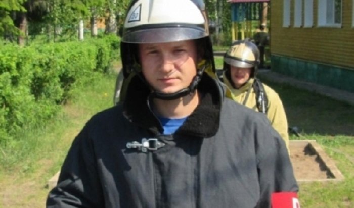 В Усть-Илимске пожарный спас мужчину, едва не упавшего с 13-го этажа