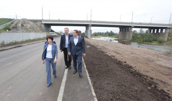 В Иркутске начали укладывать асфальт на Глазковском мосту