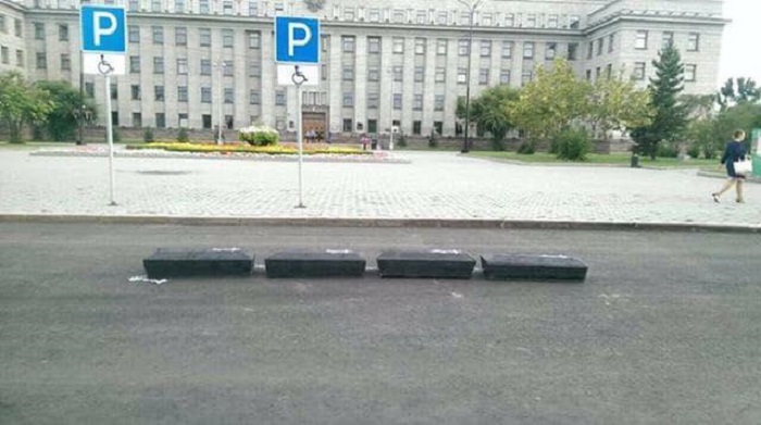 В Иркутске у здания областного правительства были обнаружены подозрительные ящики, похожие на гробы