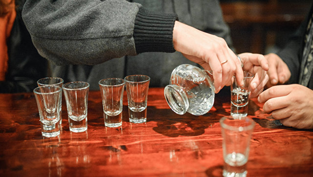 ВЦИОМ: В России стали меньше пить