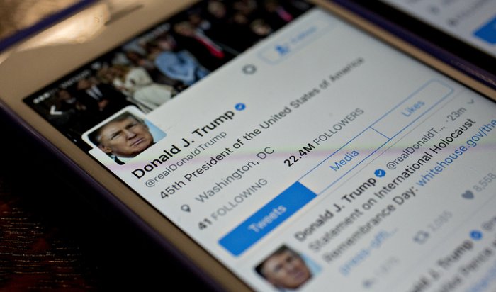 В США поступил в продажу сборник твитов Трампа