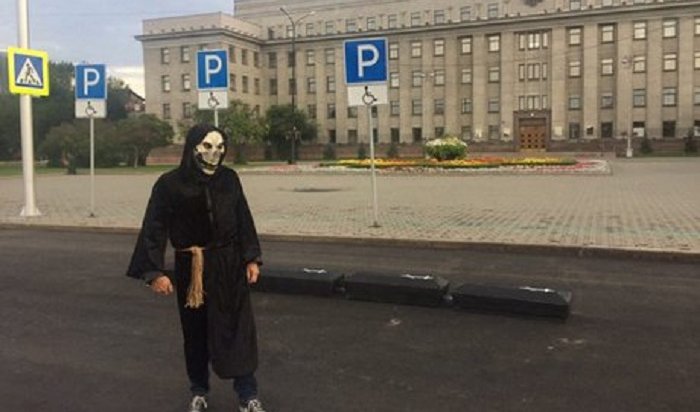 Иркутский суд оштрафовал на 23 тысячи рублей организатора акции с черными гробами