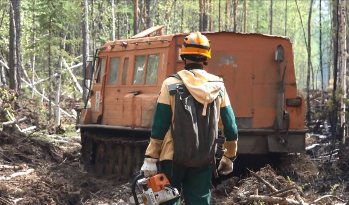 На севере Иркутской области пожарные спасают от огня Село Бур и нефтяные вышки
