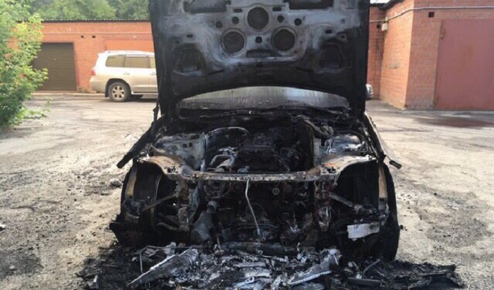 В Иркутске ночью 17 августа в результате поджога сгорели автомобили Mercedes и Volvo (Видео поджога)