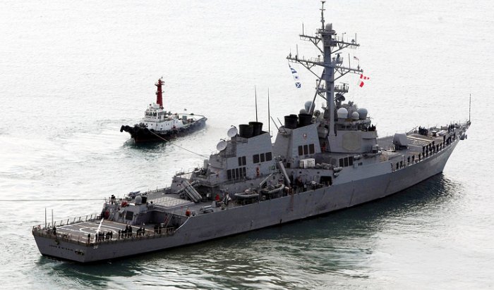 Ракетный эсминец ВМС США столкнулся с торговым судном