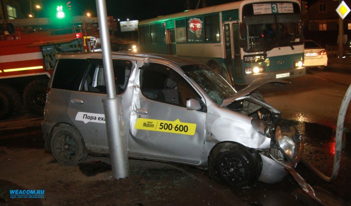 В Иркутске в ДТП с участием такси «Максим» пострадали четыре человека