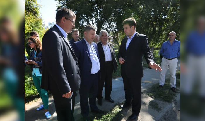 В Шелехове минстрой региона проверяет качество ремонта дорог