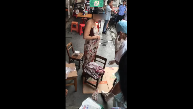 В Китае женщина родила на улице и пошла дальше с покупками‍ (Видео)