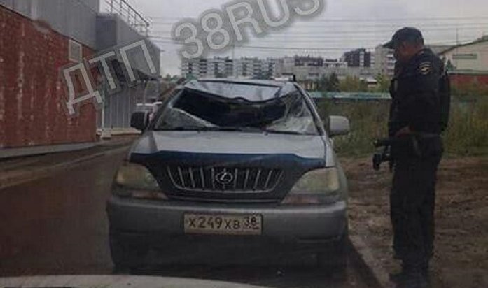 В Иркутске девушка упала с 15-го этажа на припаркованный во дворе Lexus