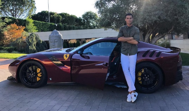 Роналду похвастался новым Ferrari за 550 тысяч долларов