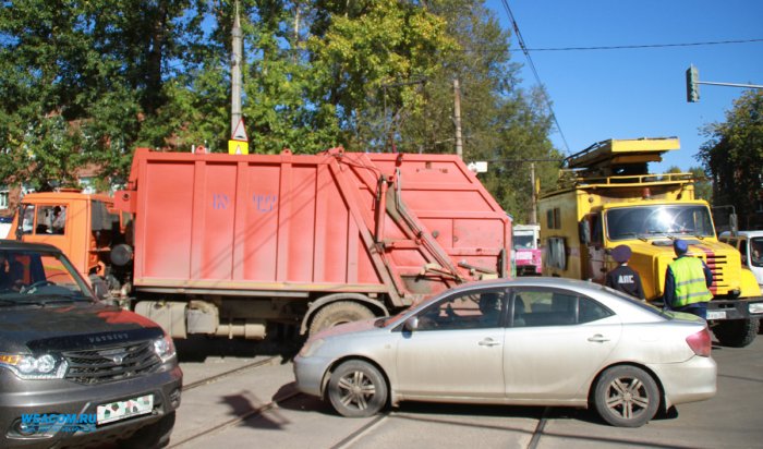 В Иркутске в результате столкновения трамвая и мусоровоза пострадала женщина