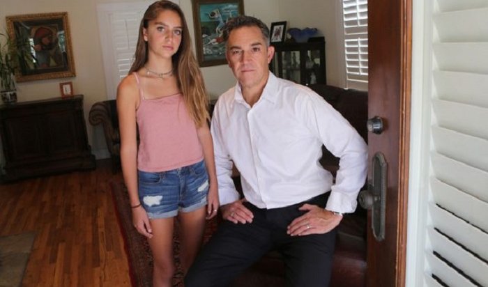В США банкир борется с дресс-кодом в школе, где его дочь отвлекает мальчиков от учебы