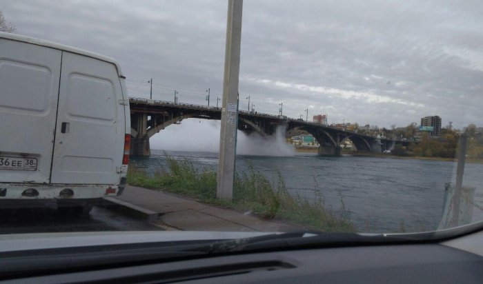 В Иркутске под Глазковским мостом прорвало трубу (Видео)