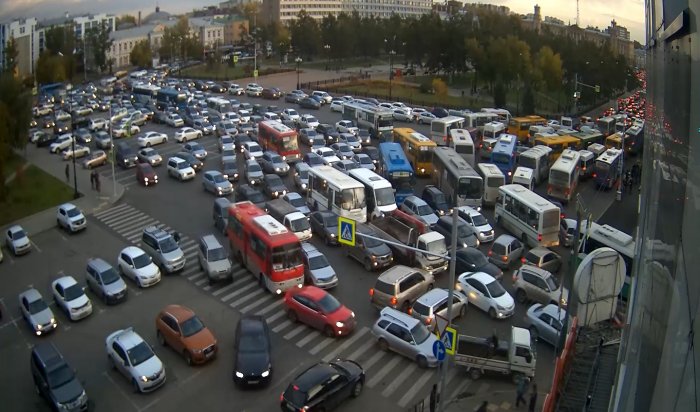 В центре Иркутска автомобилисты встали в 8-балльных пробках