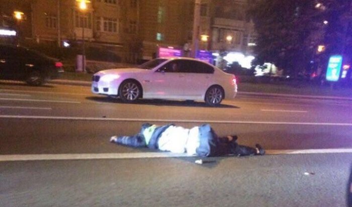 Сотрудника ГИБДД сбила в центре Москвы иномарка с номерами АМР