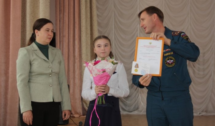 Пятиклассницу из Иркутска наградили медалью за спасение тонущей девочки