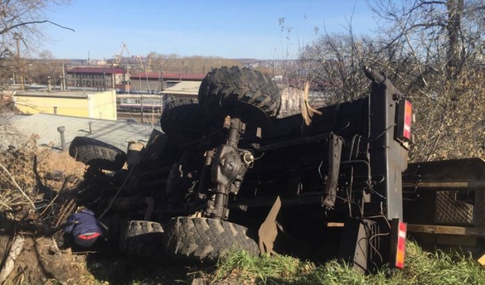 В Иркутске на улице Маяковского опрокинулся грузовик «КрАЗ», пострадал водитель
