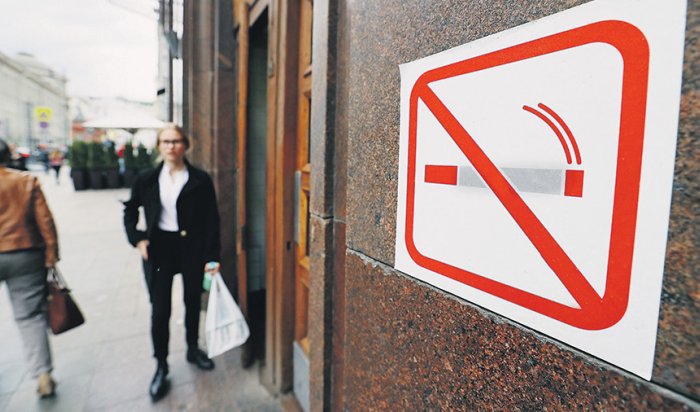 Минздрав поддержал запрет курения около подъездов жилых домов‍