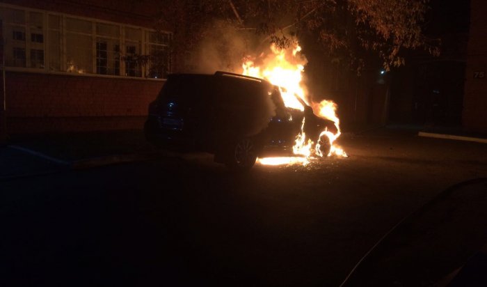 В Иркутске на улице Депутатской подожгли автомобиль Lexus LX 570