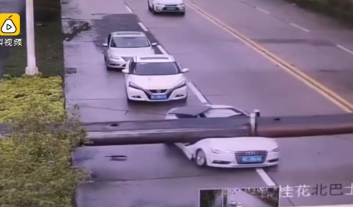 Китаец чудом выжил после падения крана на машину (Видео)