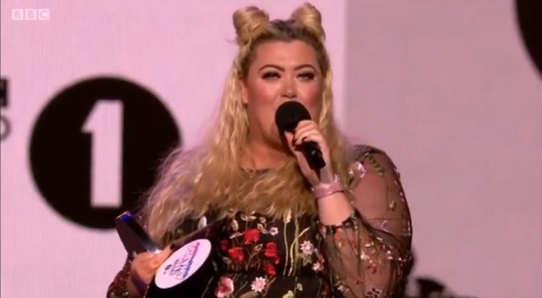 Британская певица размера plus-size провалилась под сцену во время шоу